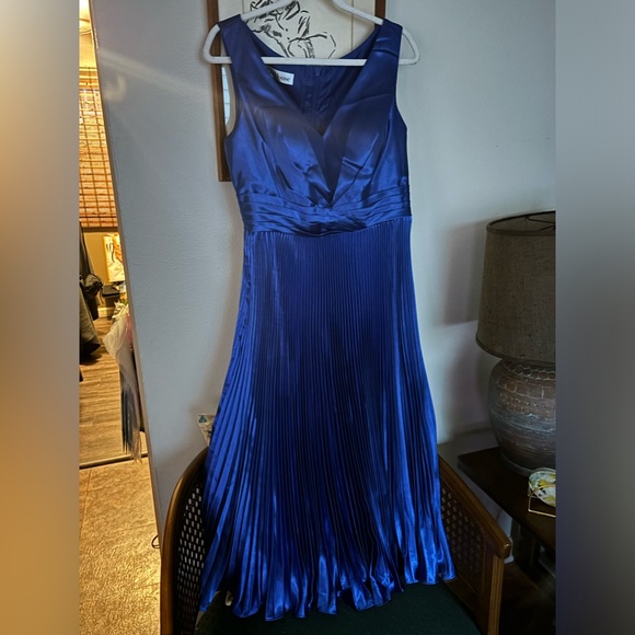 Royal Blue Pleated Midi Dress V-Neck A-Line Cocktail Party & Wedding Guest Dress - Picture 3 of 6